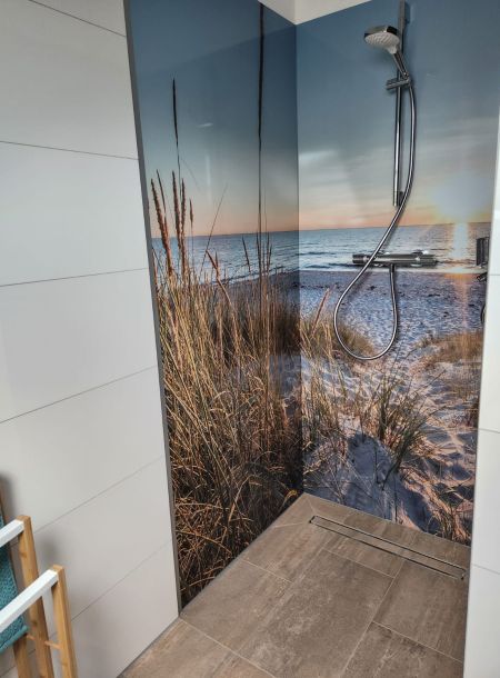 Modernes Badezimmer mit großzügiger Dusche, Waschbecken und hochwertigen Armaturen.