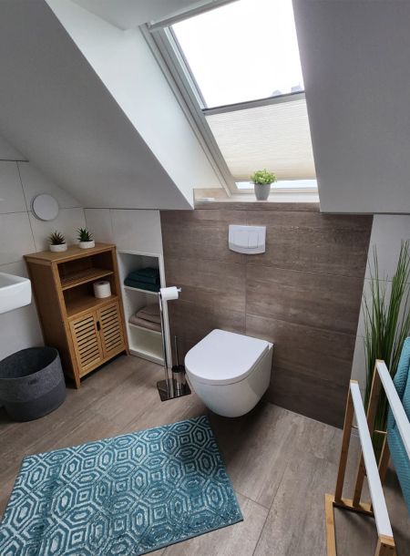 Elegantes Badezimmer mit stilvollem Design, Spiegel und praktischen Ablagemöglichkeiten.